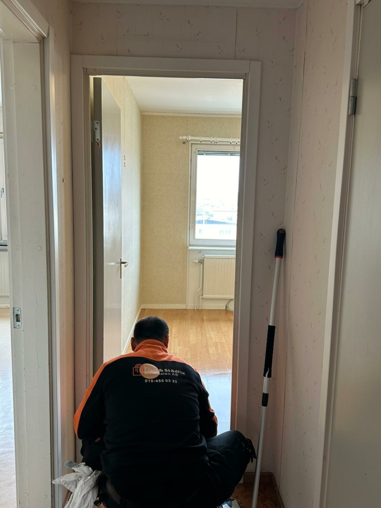 Medarbetare från Scandiflytt har precis moppar golvet under en flyttstädning.